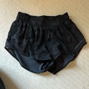 Lululemon Hotty Hot 2.5 in Size 4
